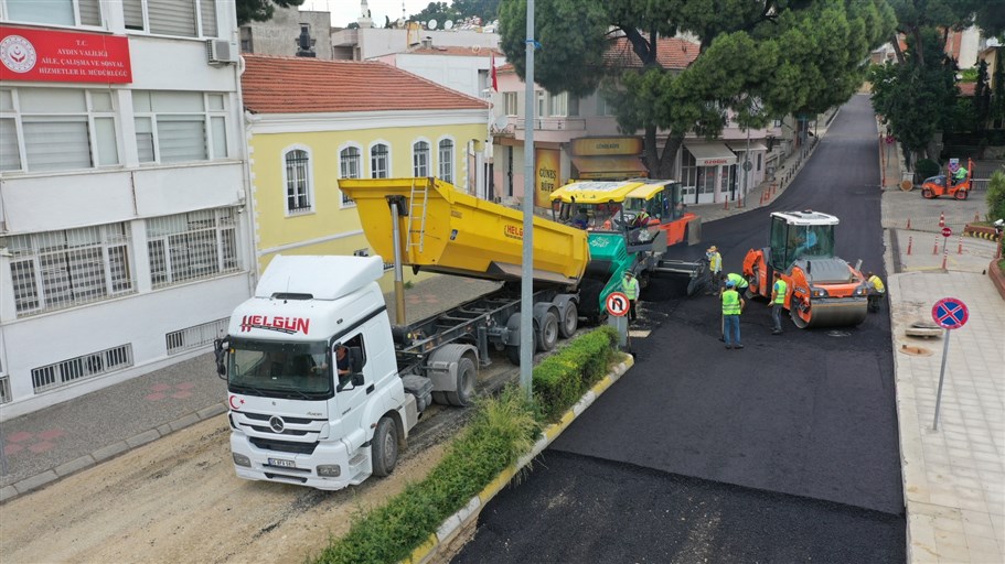 BÜYÜKŞEHİR BELEDİYESİ SICAK ASFALT ÇALIŞMALARINA DEVAM EDİYOR