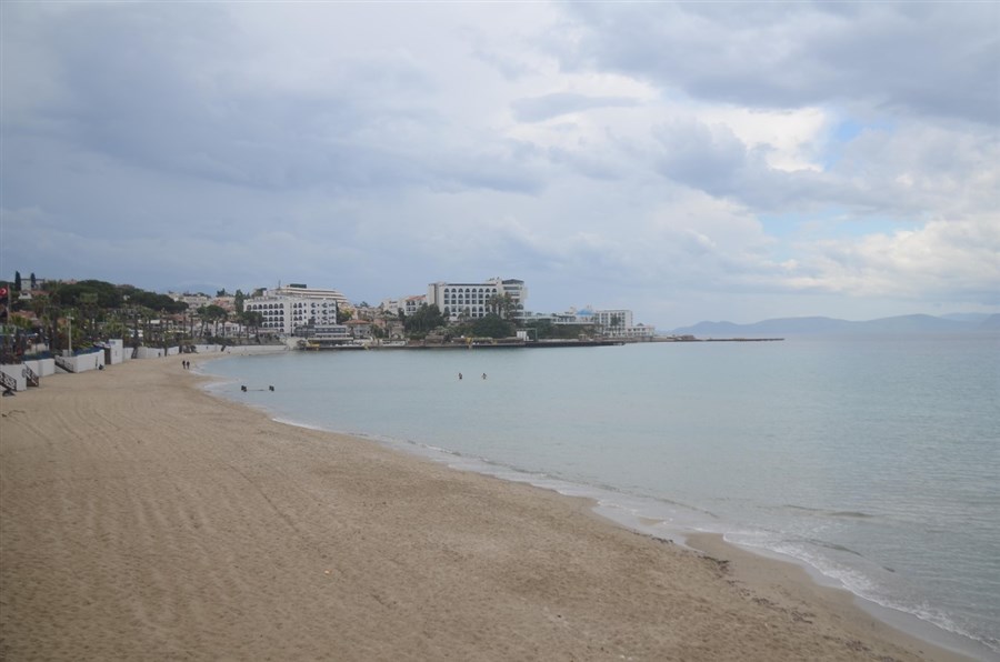 KUŞADASI’NDA PLAJ VE İŞLETMELER YAĞMUR NEDENİYLE BOŞ KALDI