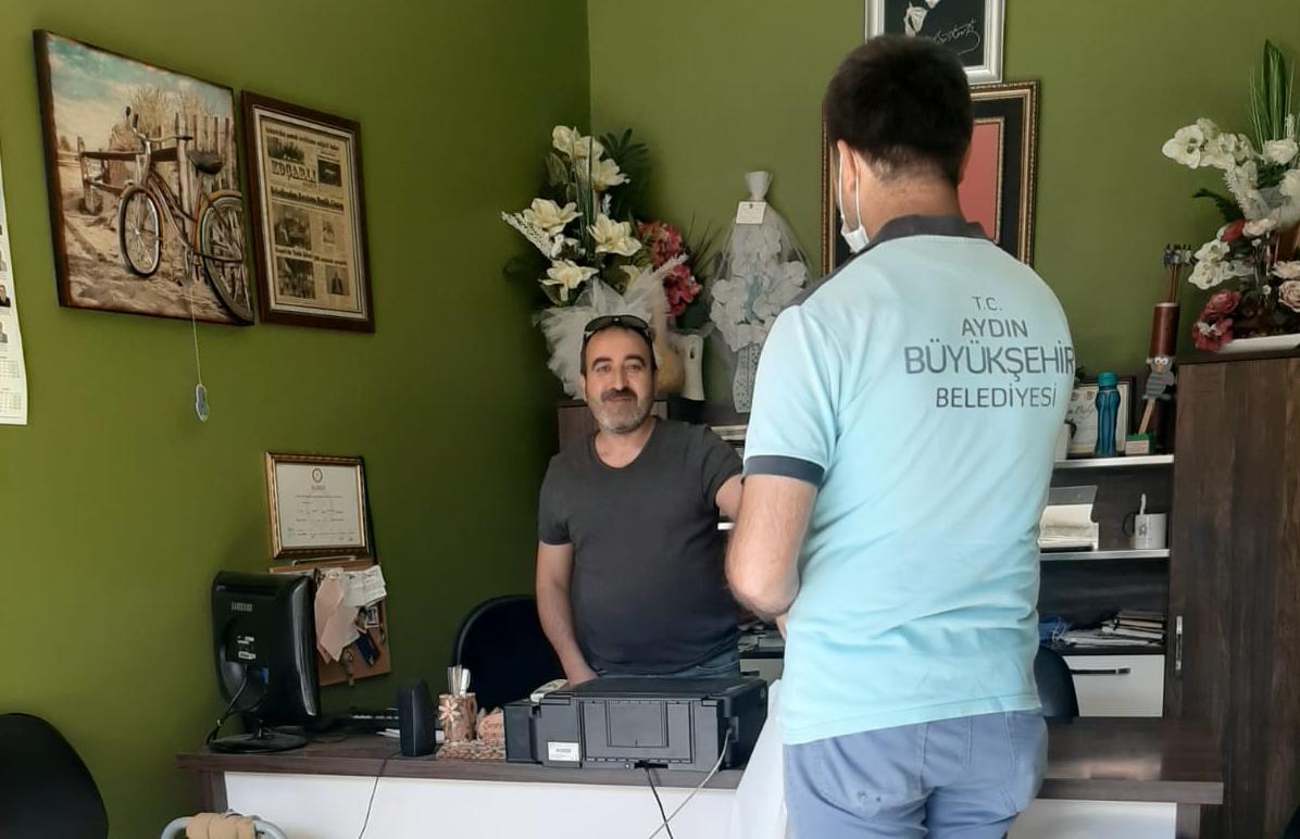 BÜYÜKŞEHİR BELEDİYESİ KOÇARLI’DA DA MASKE, ELDİVEN VE DEZENFEKTAN DAĞITIYOR