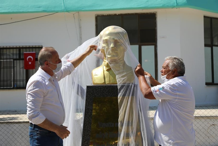 BAŞKAN ATABAY ATATÜRK BÜSTÜNÜN AÇILIŞINI GERÇEKLEŞTİRDİ