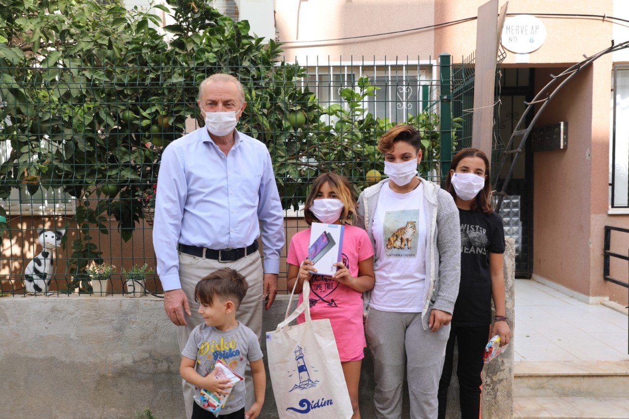 BAŞKAN ATABAY’DAN ÖĞRENCİLERE ÜCRETSİZ TABLET