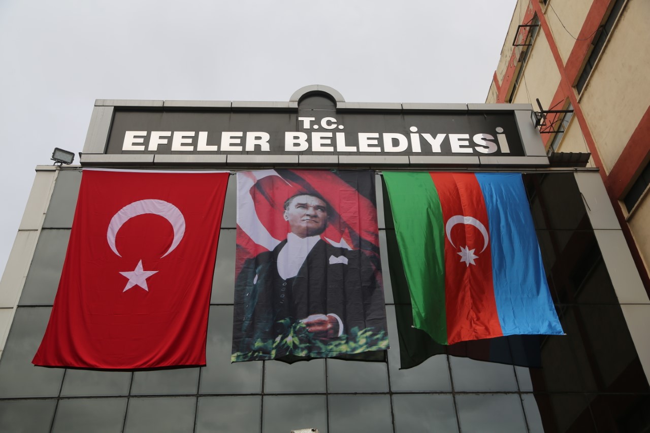 EFELER BELEDİYESİ’NE KARDEŞ ÜLKE BAYRAĞI