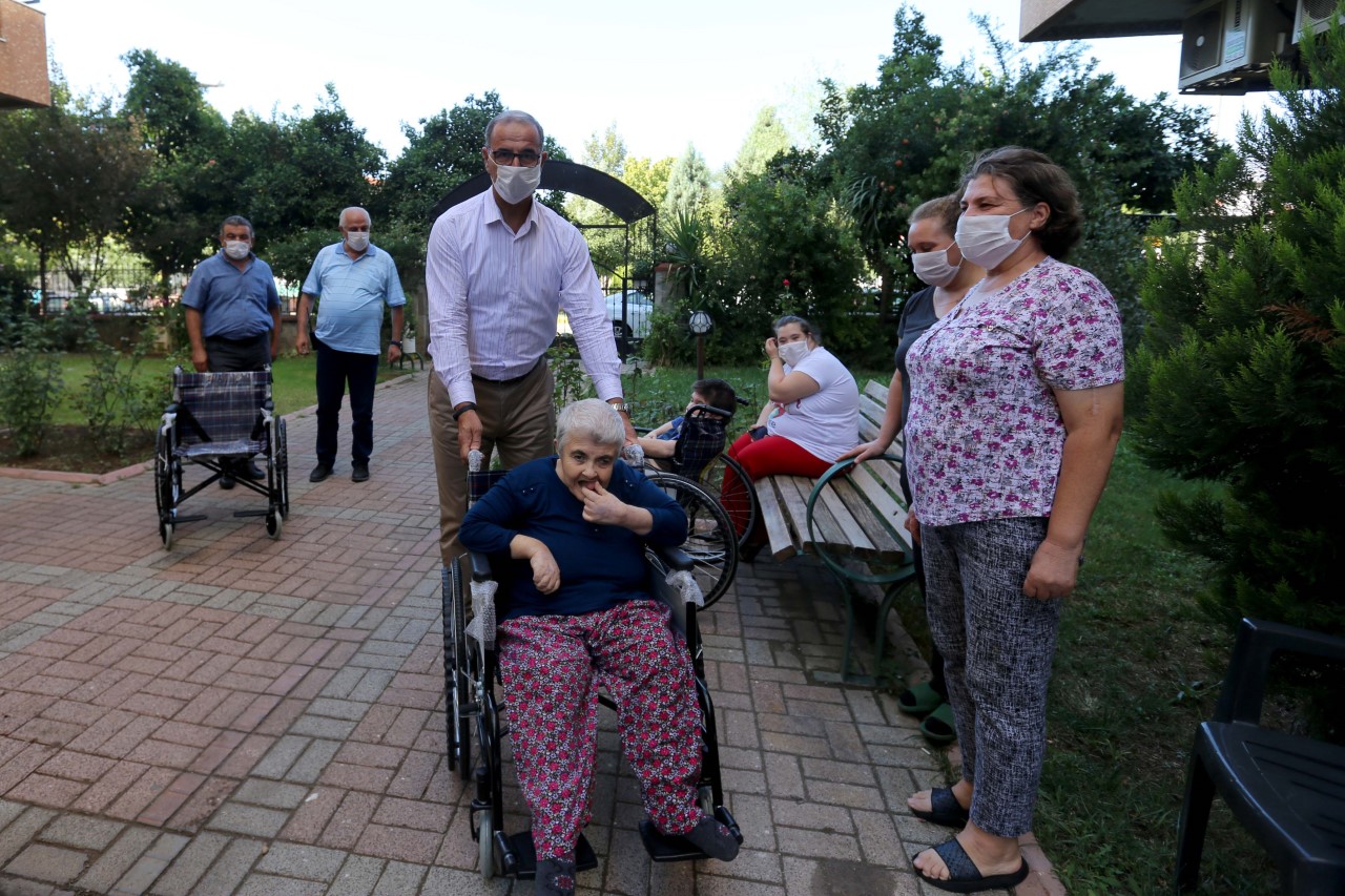 EFELER BELEDİYESİ ENGELLİ KARDEŞLERE TEKERLEKLİ SANDALYE HEDİYE ETTİ