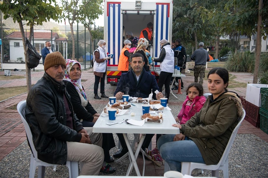 BAŞKAN ÖMER GÜNEL DEPREMZEDELERE MORAL KAYNAĞI OLUYOR