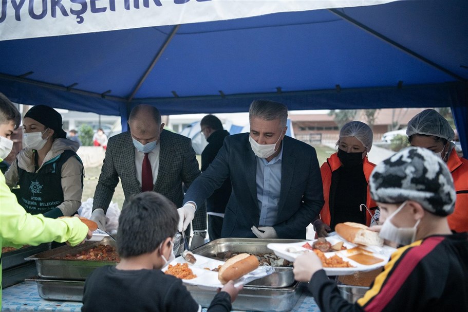 UYUM VE İŞ BİRLİĞİ KUŞADALI DEPREMZEDELERİN İÇİNİ ISITIYOR