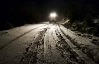 BÜYÜKŞEHİR’İN KARLA MÜCADELE EKİPLERİ GECE BOYUNCA YOLLARI AÇTI