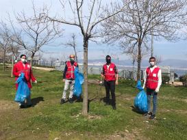 KIZILAY GÖNÜLLÜLERİNDEN ÇEVRE TEMİZLİĞİ