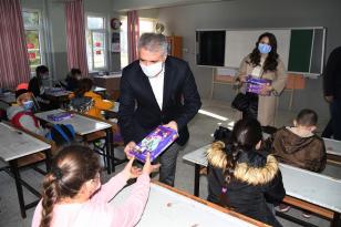 KUŞADASI BELEDİYESİ’NDEN 2 BİN 200 ÖĞRENCİYE EĞİTİME DESTEK SETİ