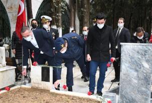 KUŞADASI’NDA ÇANAKKALE DENİZ ZAFERİ’NİN 106. YILI TÖRENLE KUTLANDI