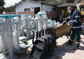 KUŞADASI’NDA KENT MOBİLYALARI USTA ELLERDE YENİDEN HAYAT BULUYOR