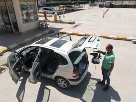 EFELER’İN ARAÇ DEZENFEKSİYONUNA VATANDAŞLARDAN YOĞUN İLGİ