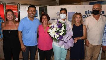 Kuşadası belediye başkanlarını bağrına bastı