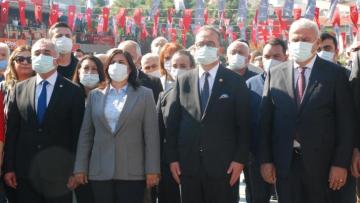 CHP İL BAŞKANLIĞI’NDAN KENT MEYDANINDA ÇELENK KOYMA TÖRENİ