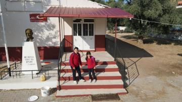 Nazilli Belediyesi Hisarcık’taki minik öğrencilerin yüzünü güldürdü