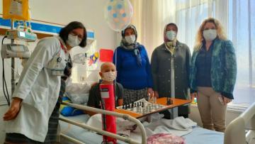 AK Kadınlar, tedavi gören minikleri sevindirdi