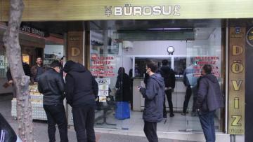 Döviz bürolarında kuyruk oluştu