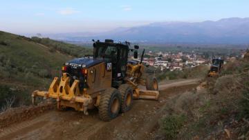 Efeler’in yol ekipleri bahçe yollarını düzeltiyor