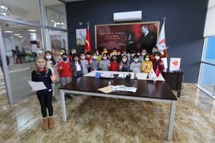 İLKOKUL ÖĞRENCİLERİNİN TALEBİNE BAŞKAN ATAY’DAN HIZLI ÇÖZÜM