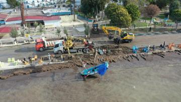 LODOS’TAN DOLAYI KIYIYA VURAN PİSLİKLER BELEDİYE EKİPLERİNCE TEMİZLENDİ