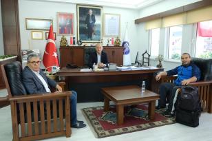 TÜRKİYE’Yİ YÜRÜYEREK GEZEN VOLKAN TAN DANIŞMAZ’DAN ATABAY’A ZİYARET