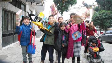 500 çocuğun yüzünü güldürdüler