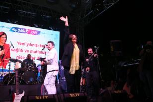 Topuklu Efe yeni yıla vatandaşlarla birlikte girdi