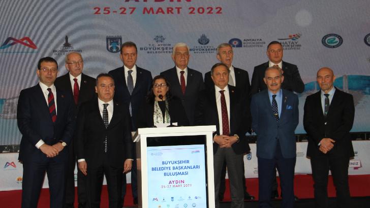 CHP’li büyükşehir belediye başkanları Kuşadası’nda bir araya geldi