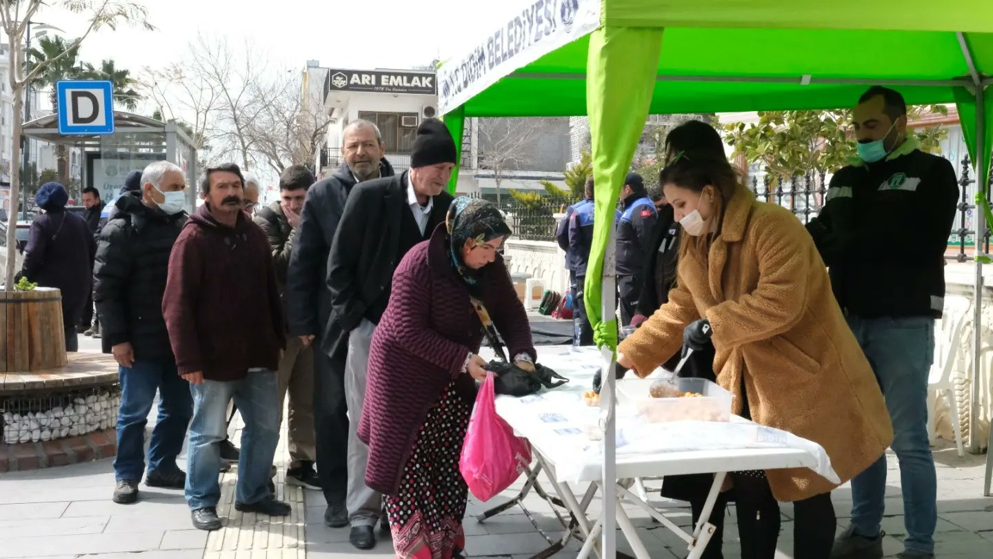 DİDİM BELEDİYESİ ŞEHİTLERİN ANISINA LOKMA HAYRI DÜZENLEDİ