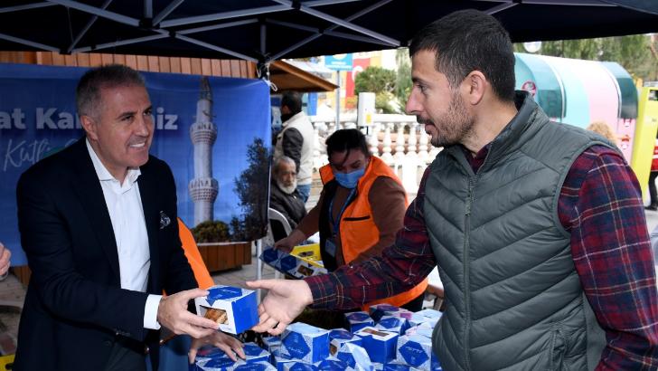 Kuşadası Belediyesi’nden kandil simidi ve lokum ikramı