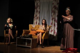 ETEKLER VE PANTOLONLAR DÜNYA TİYATROLAR GÜNÜ’NDE DİDİMLİLER İÇİN SAHNELENDİ