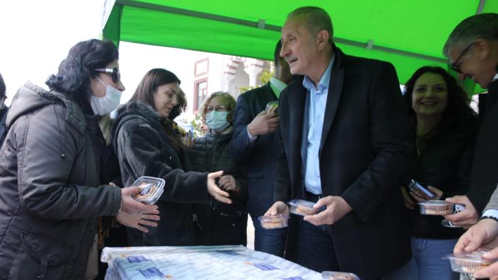 Didim Belediyesi, kandil simidi dağıttı