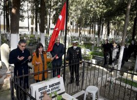 KUŞADASI’NDA ÇANAKKALE DENİZ ZAFERİ’NİN 107. YIL DÖNÜMÜ KUTLANDI