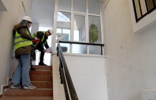 BAŞKAN ÖMER GÜNEL’İN TALİMATIYLA ŞEHİT AİLELERİ VE GAZİLERE ENGELLİ ASANSÖRÜ