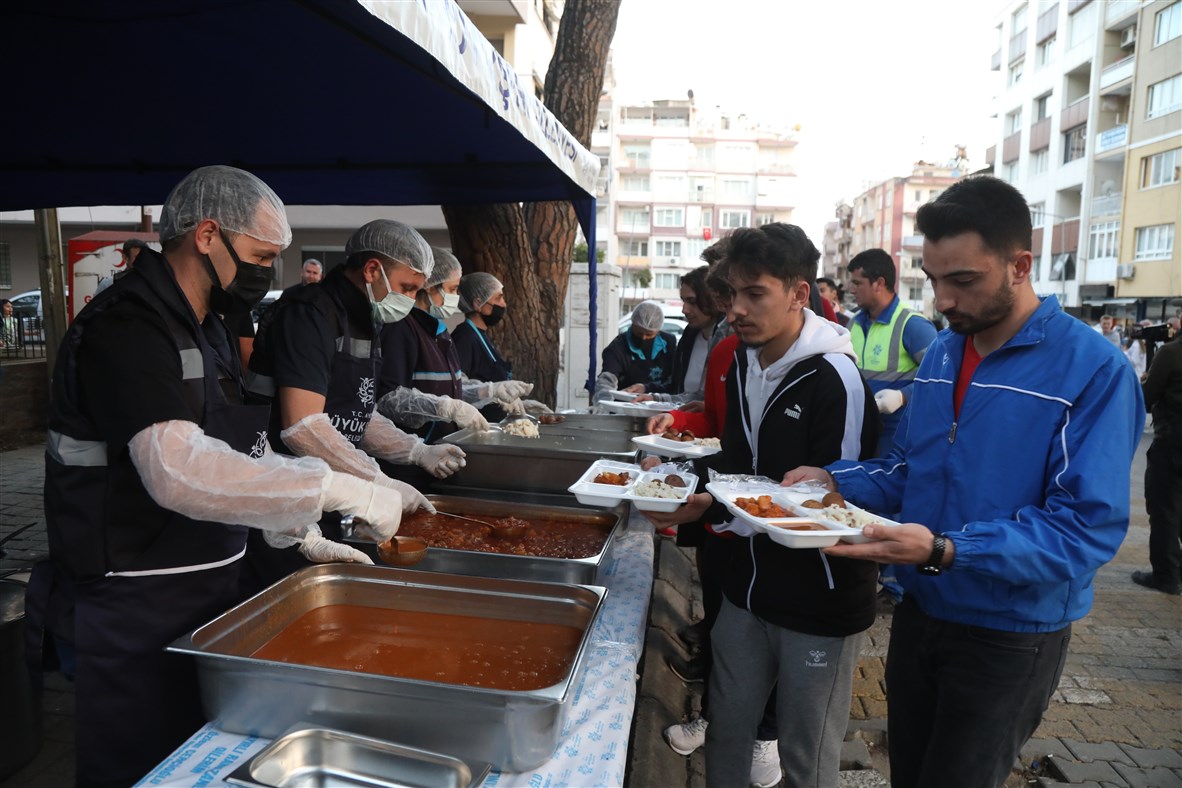ÖĞRENCİLER İFTAR ÇADIRINA AKIN ETTİ