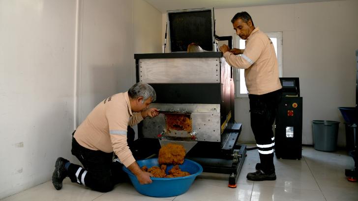 Kuşadası Belediyesi can dostlar için mama üretimine başladı