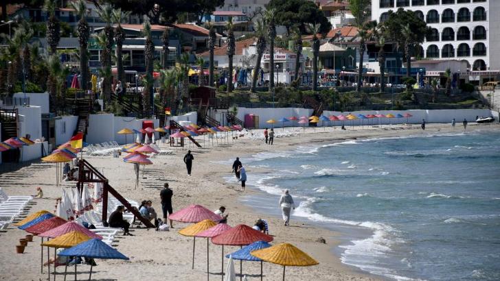 Kuşadası’nda plajlar yaz sezonuna hazırlanıyor