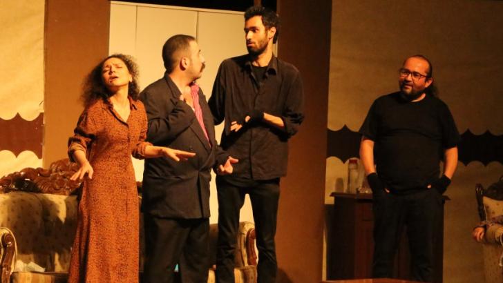 Efeler’in tiyatro oyununda salon doldu taştı