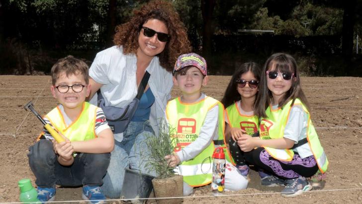 Kırmızı Otobüs Anaokulu öğrencileri toprakla buluştu