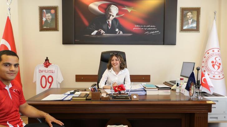 Müdürlük koltuğuna gençler oturdu