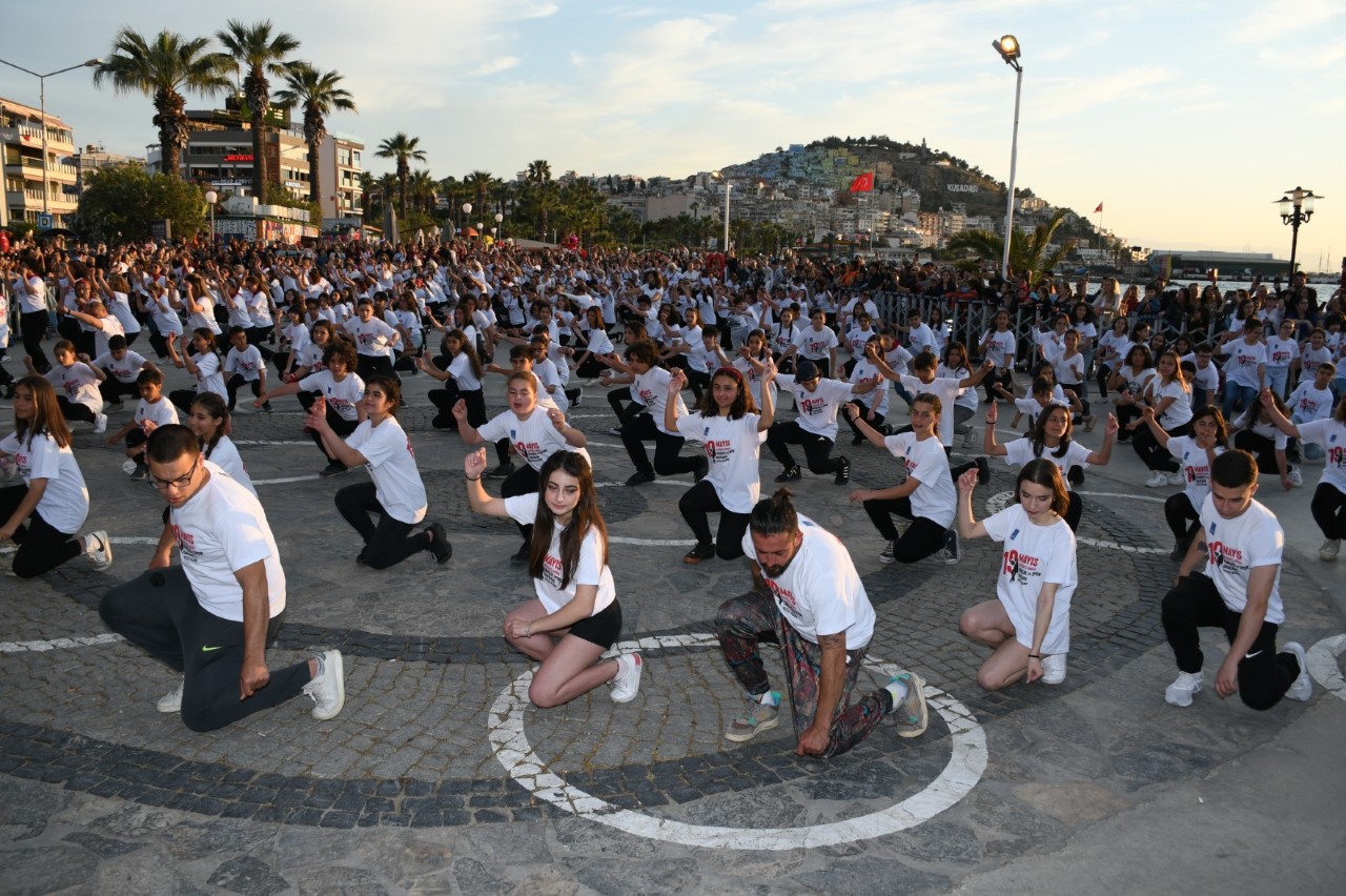 KUŞADASI’NA YAKIŞIR 19 MAYIS KUTLAMASI