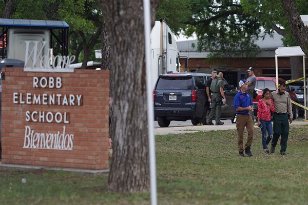 “Yine ABD, yine bir okula silahlı saldırı: Kongre izlemekle yetiniyor”