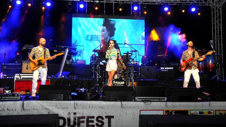 ADÜ Ece Seçkin şarkıları ile doyasıya eğlendi