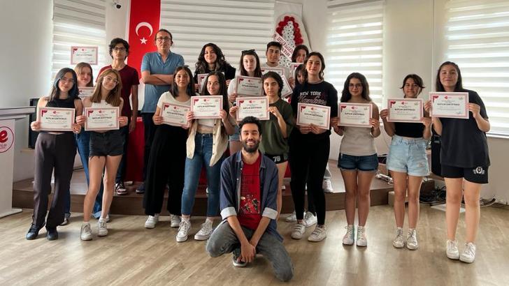 Efeler’in tiyatro öğrencileri sertifikalarını aldı