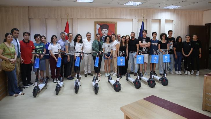 Başkan Çerçioğlu gençlere ödüllerini verdi