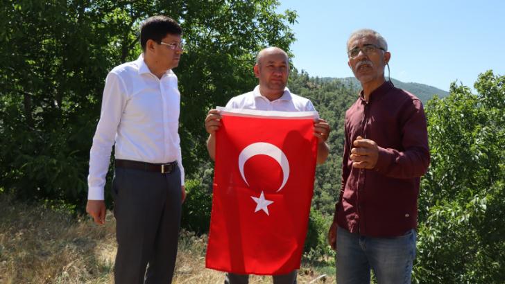 Başkan Özcan bayrak sevdalısı hemşehrisini köyünde ziyaret etti