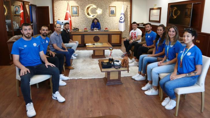 Kadın ve Erkek Plaj Voleybolu takımları Rektör Aldemir’i makamında ziyaret etti