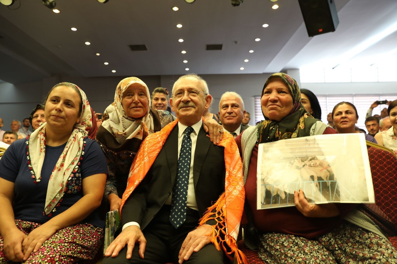 CHP Genel Başkanı Kılıçdaroğlu Ödemiş’te çiftçilerle buluştu