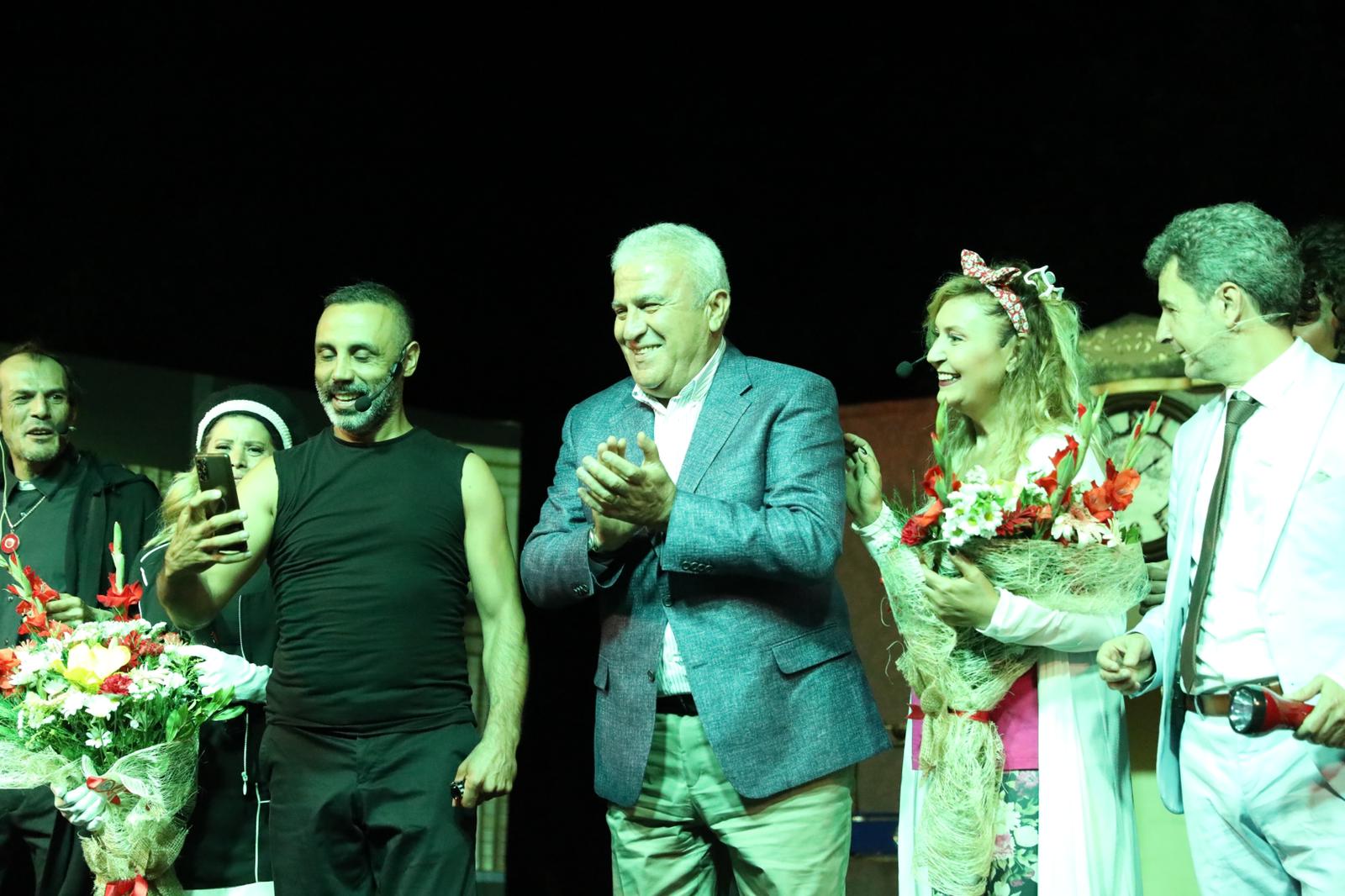 Efeler Yaz Etkinlikleri Tiyatro Oyunuyla Devam Etti