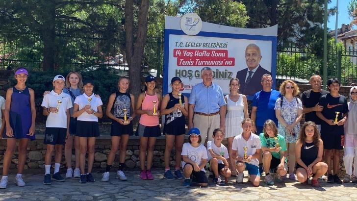 Efeler Belediyesi Tenis Turnuvası’nda ödüller sahiplerini buldu