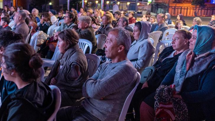 Açık havada sinema keyfi Kuşadası’nda bir başkadır